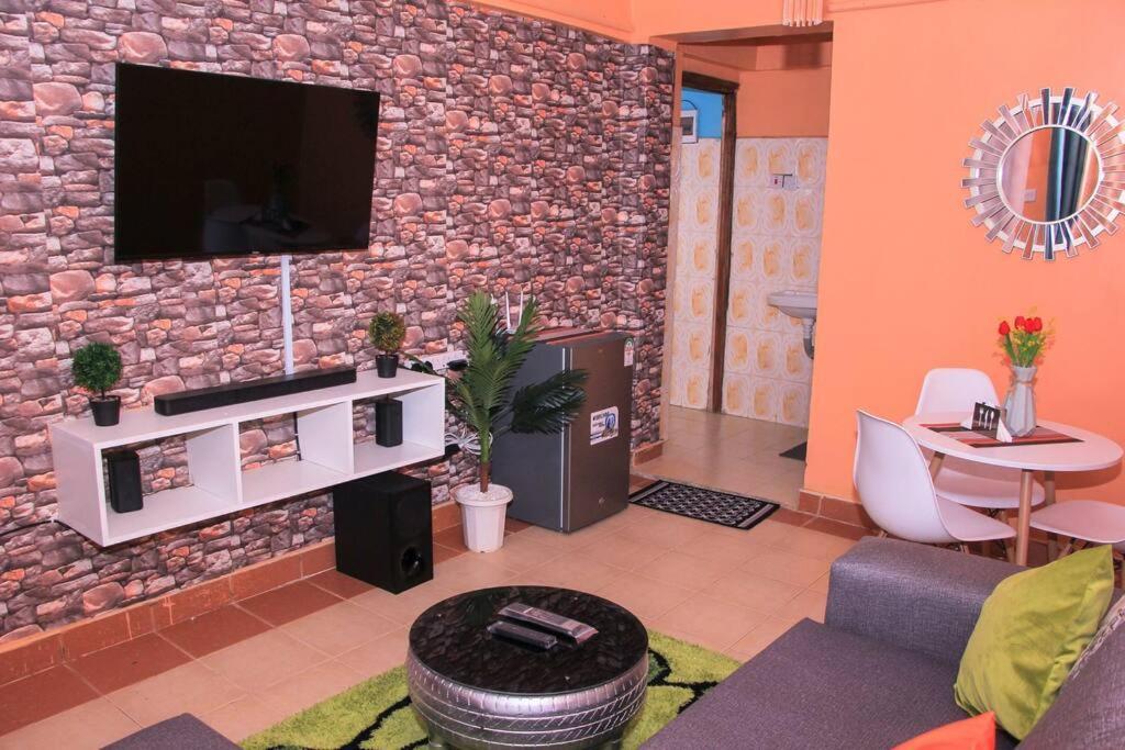Cozy Homes 1 Bedroom House With Wi-Fi King Size Bed. Free Parking ナイバシャ エクステリア 写真